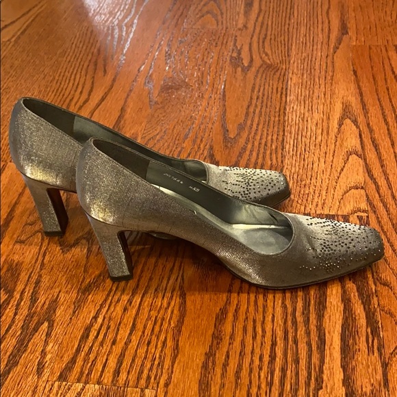 Excellent condition Stuart Weitzman silver heels. - Picture 3 of 7